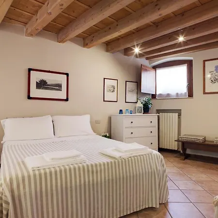 לינה וארוחת בוקר Borgo Re Teodorico 2*